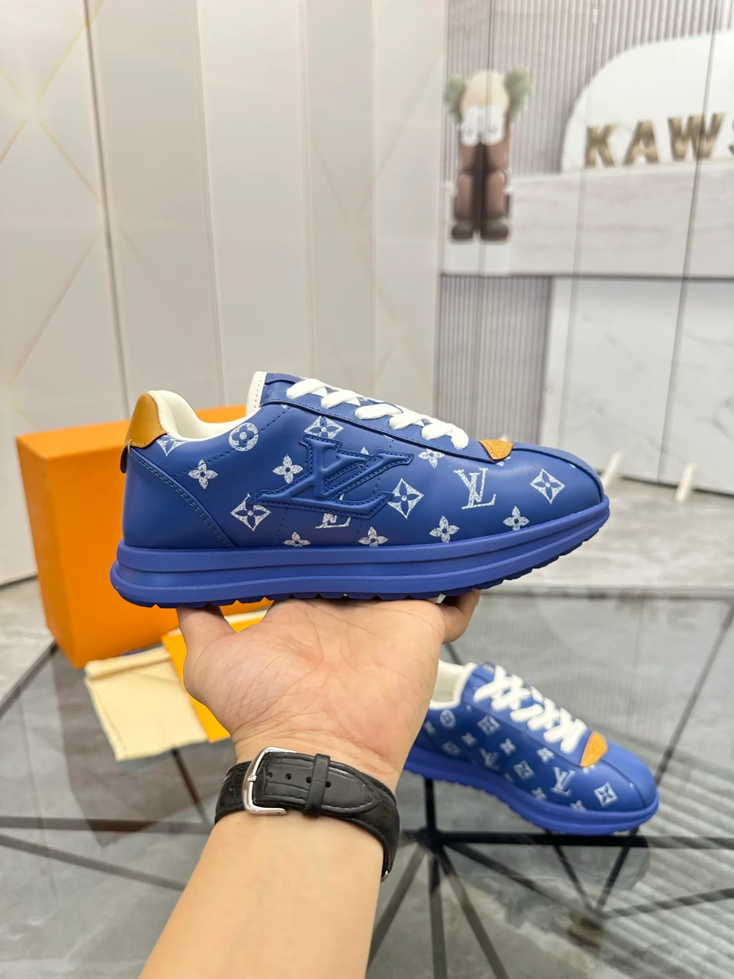 Men's shoes: 💰P700¥ Top quality Product trademark: LV* "Louis Vuitton*" low-top casual shoes Regular size: 35-45 (can be customized to 46) Couple style Product materials: Imported cowhide upper, breathable lining, original outsole. Number: two